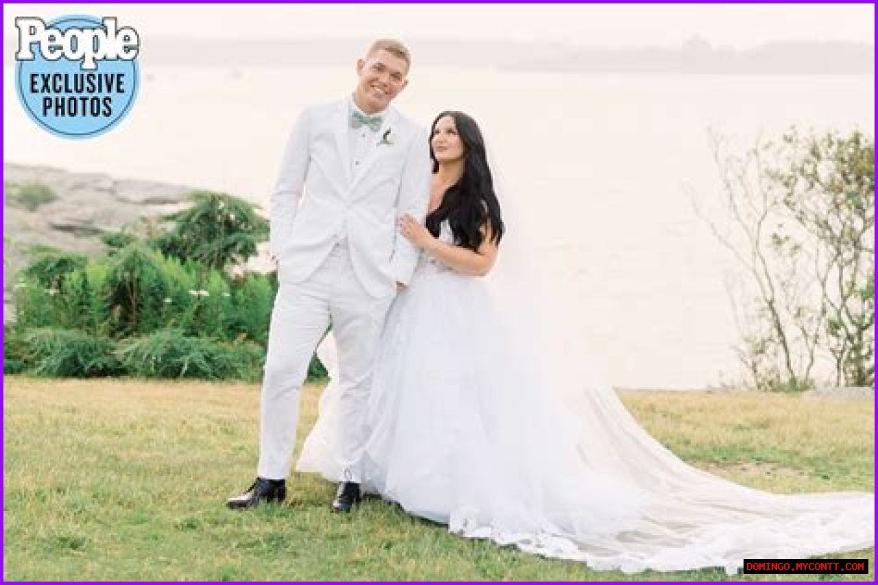 Is Elizabeth Rowe Trans? Married To Husband Cody Daniel